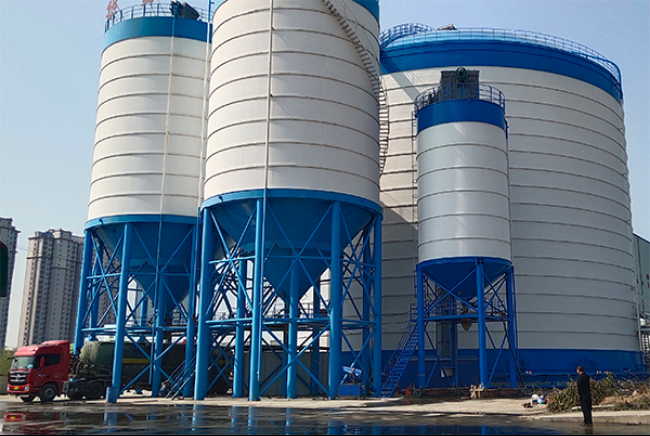 大型粉煤灰儲(chǔ)存?zhèn)}施工現(xiàn)場(chǎng)